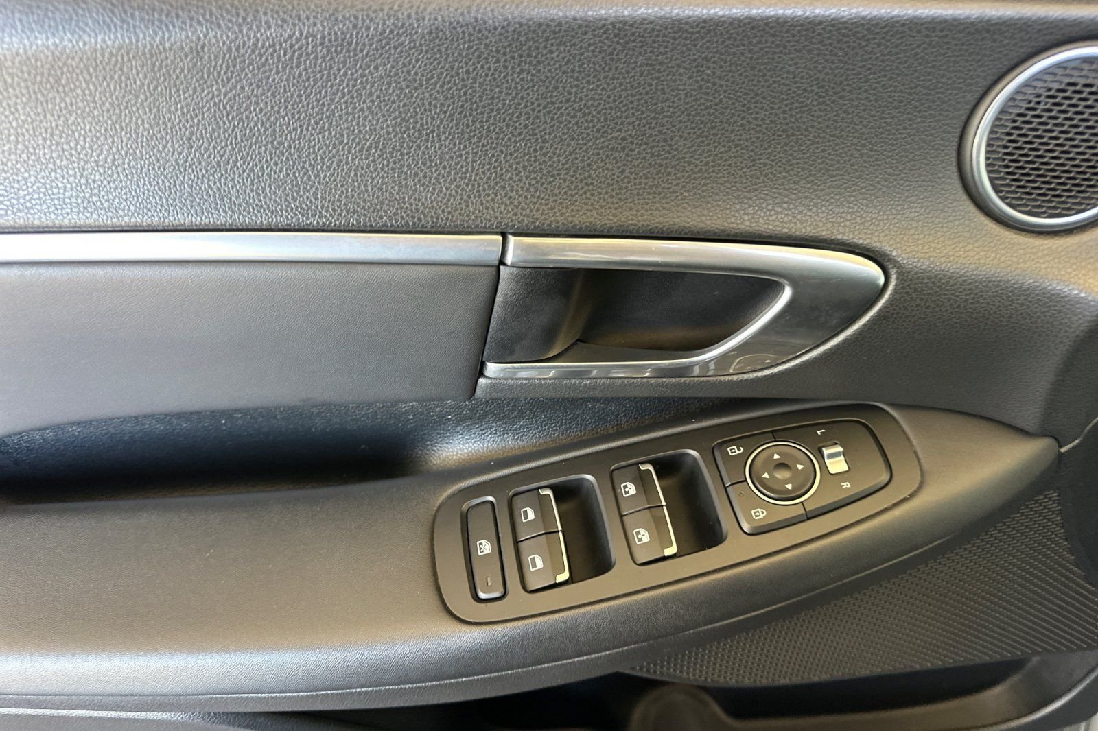 Used 2022 Gray Hyundai SEL image 11