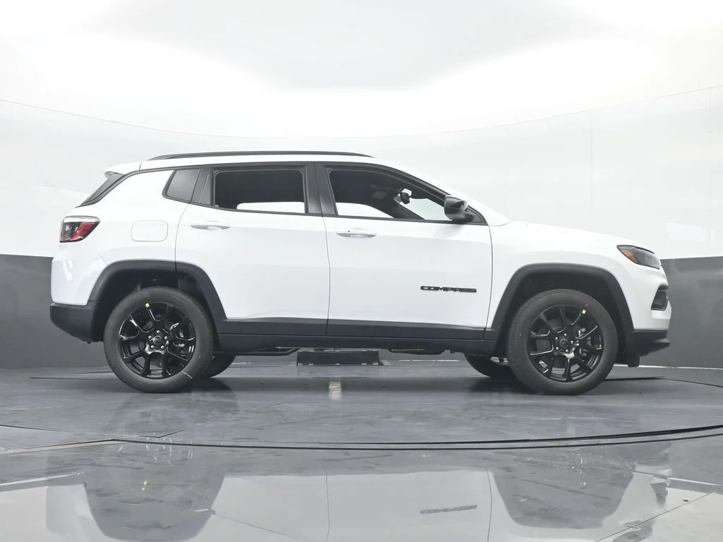 New 2026 Bright White Clear-Coat Exterior Paint Jeep Latitude image 53