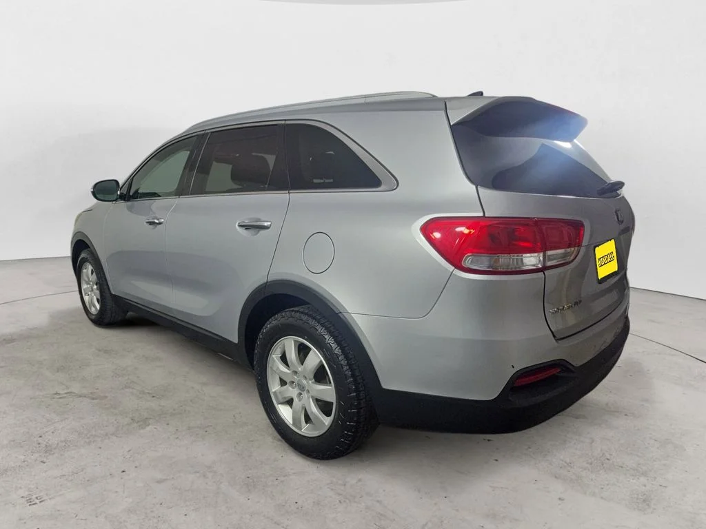 Used 2016 Silver Kia LX image 3