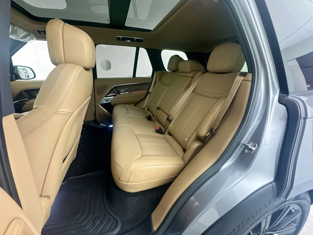 New 2026 Eiger Grey Land Rover SE image 25