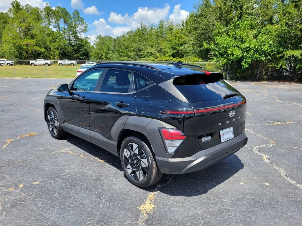 Used 2025 Black Hyundai SEL image 3