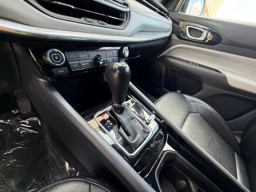 Used 2024 Silver Jeep Limited image 22
