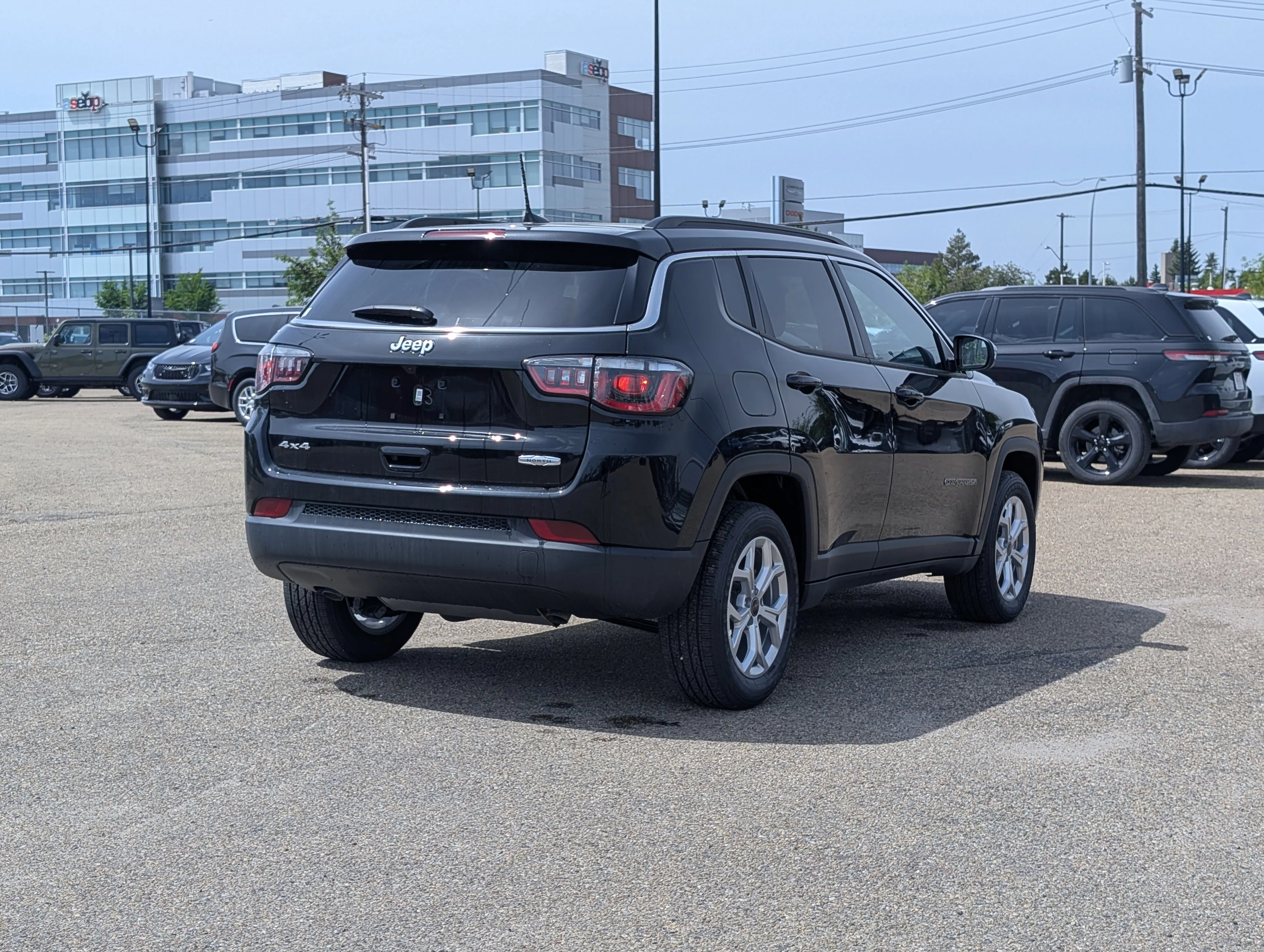 New 2026 Diamond Black Crystal Pearl Jeep North image 7