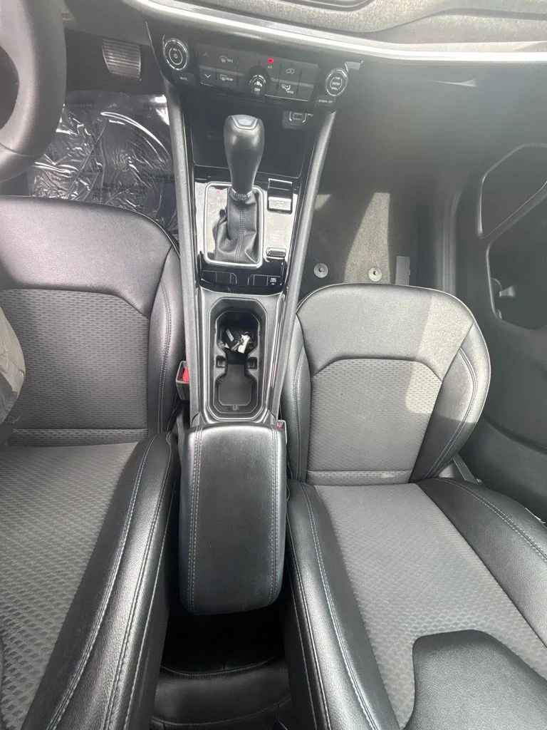 Used 2024 White Jeep Latitude image 16