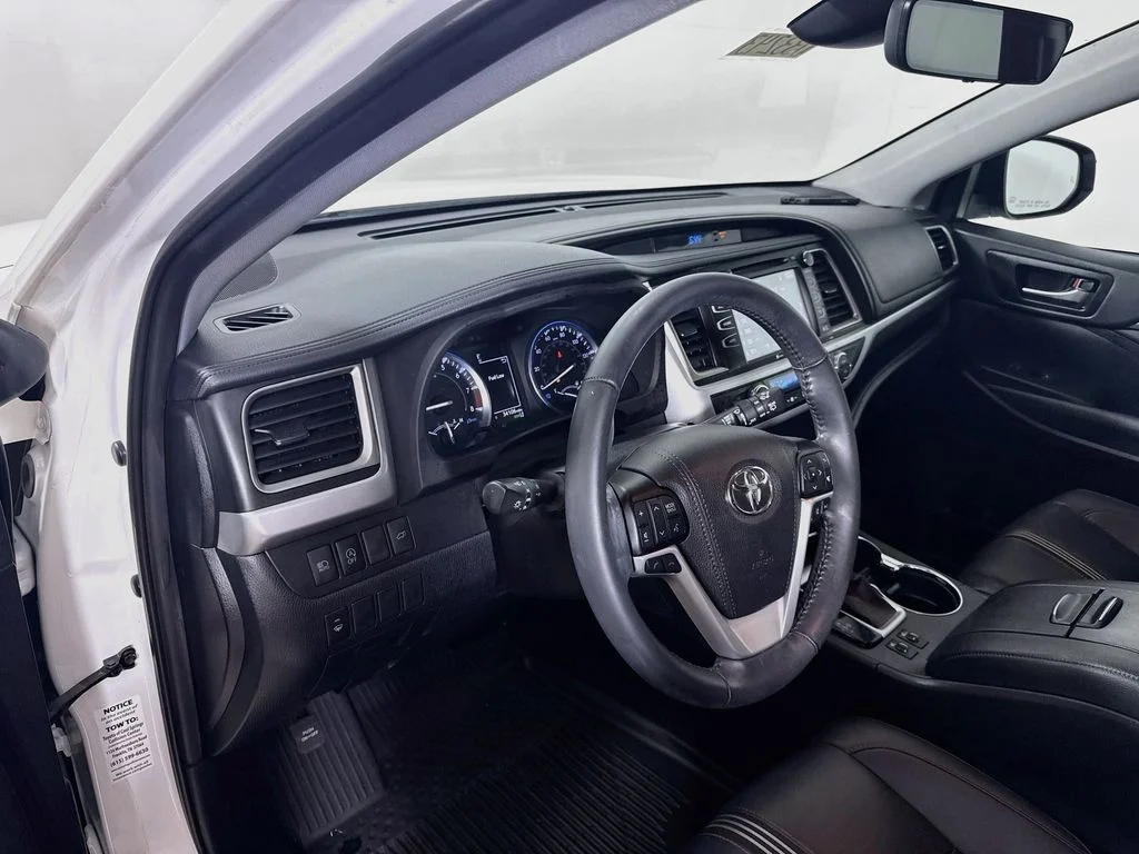 Used 2019 Blizzard Pearl Toyota SE image 9