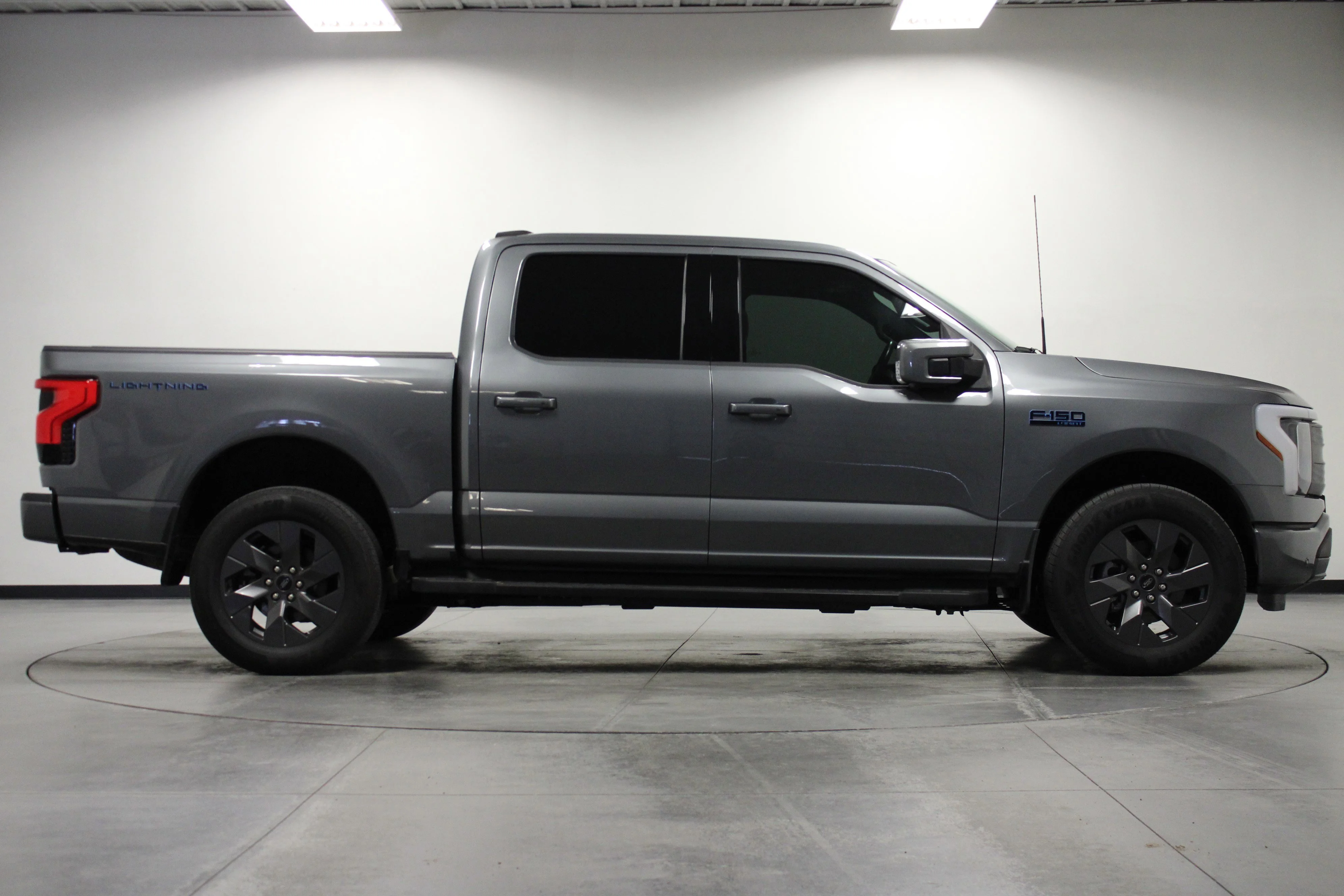 Used 2024 Carbonized Gray Metallic Ford Lariat image 3