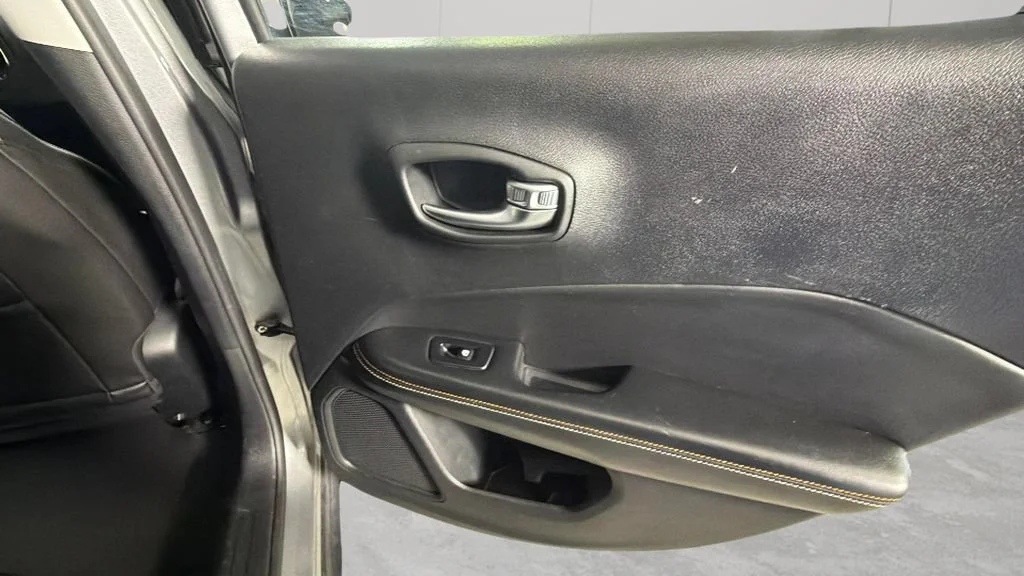 Used 2020 Silver Jeep Latitude FWD image 31