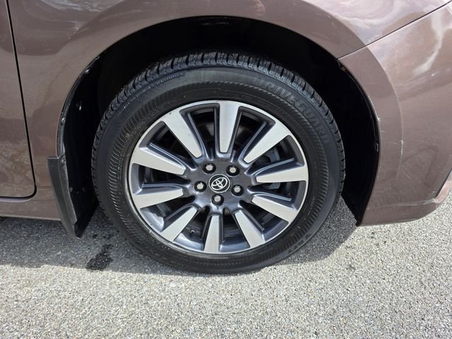 Used 2018 Walnut Toyota LE image 12