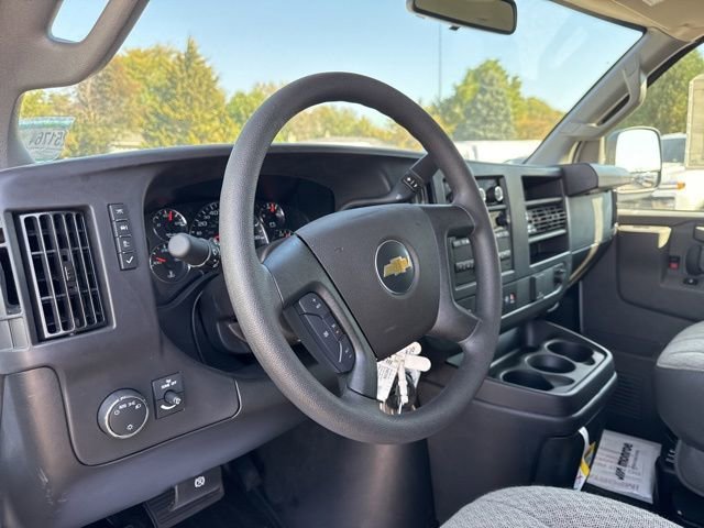 New 2025 Summit White Chevrolet WT image 11