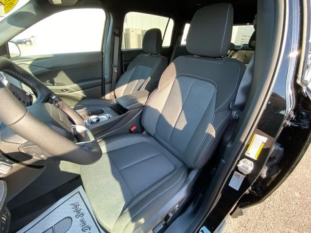 New 2026 Diamond Black Crystal Pearl-Coat Exterior Paint Jeep Laredo image 8