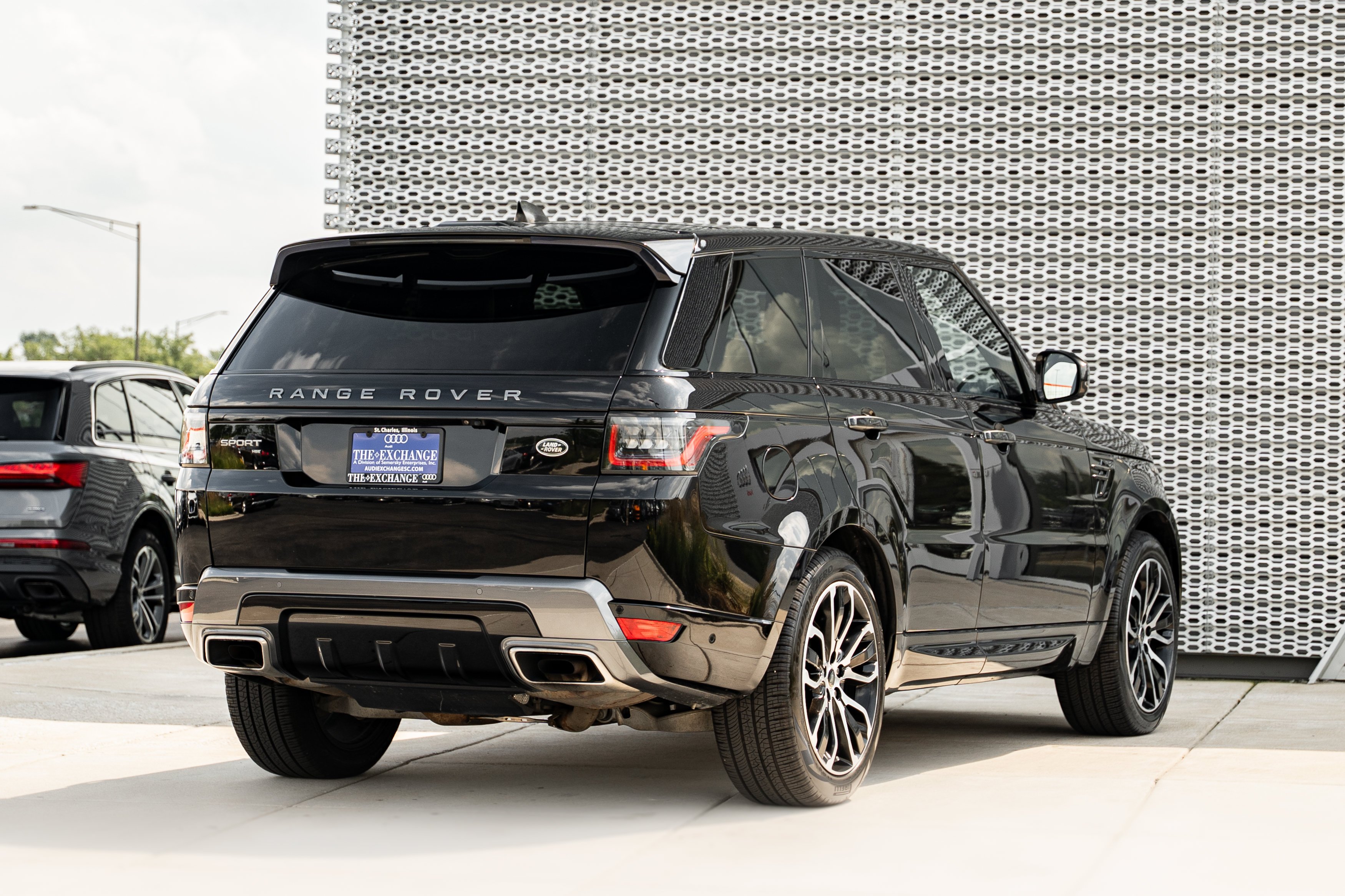 Used 2021 Santorini Black Metallic Land Rover HSE Silver Edition image 4