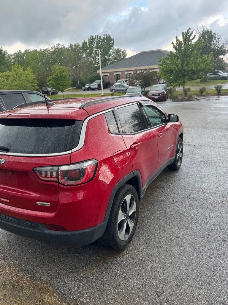 Used 2018 Red Jeep Latitude image 4