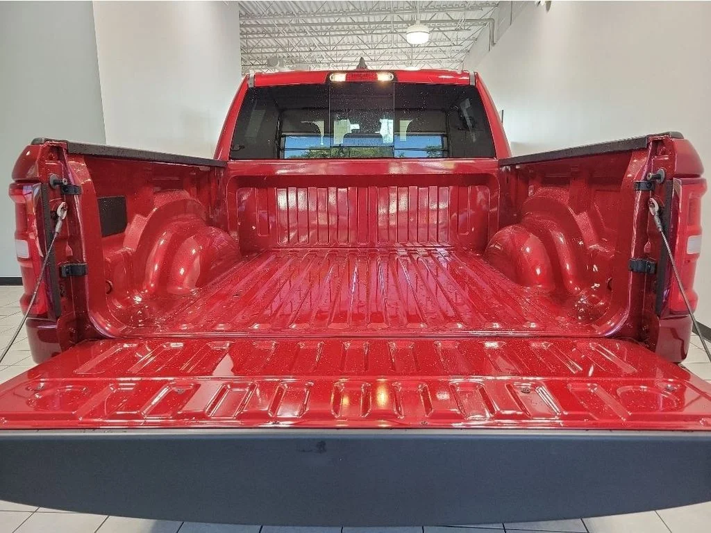 New 2026 Molten Red Pearl-Coat Exterior Paint RAM Big Horn/Lone Star image 9