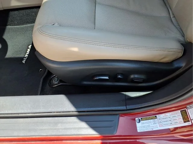 Used 2015 Red Nissan 3.5 SL image 13