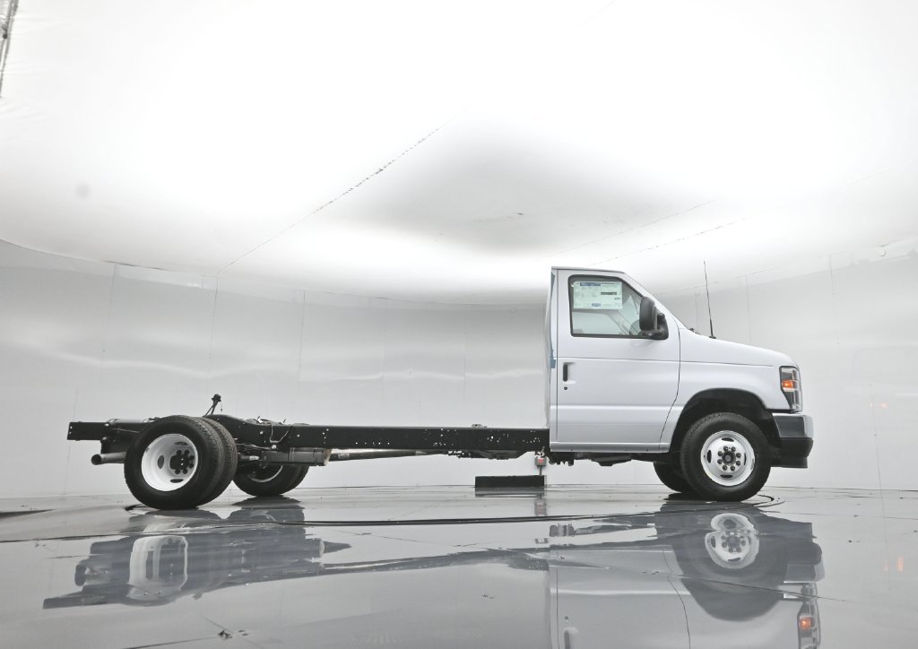New 2027 White Ford Base image 35
