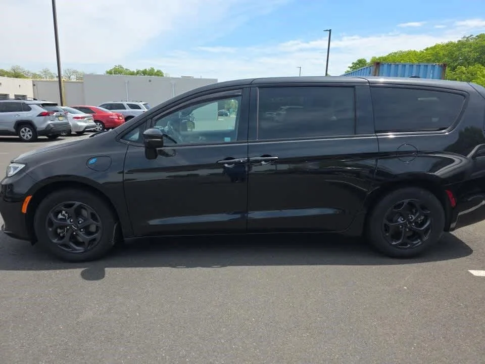 Used 2023 Brilliant Black Crystal Pearlcoat Chrysler Hybrid Limited image 5