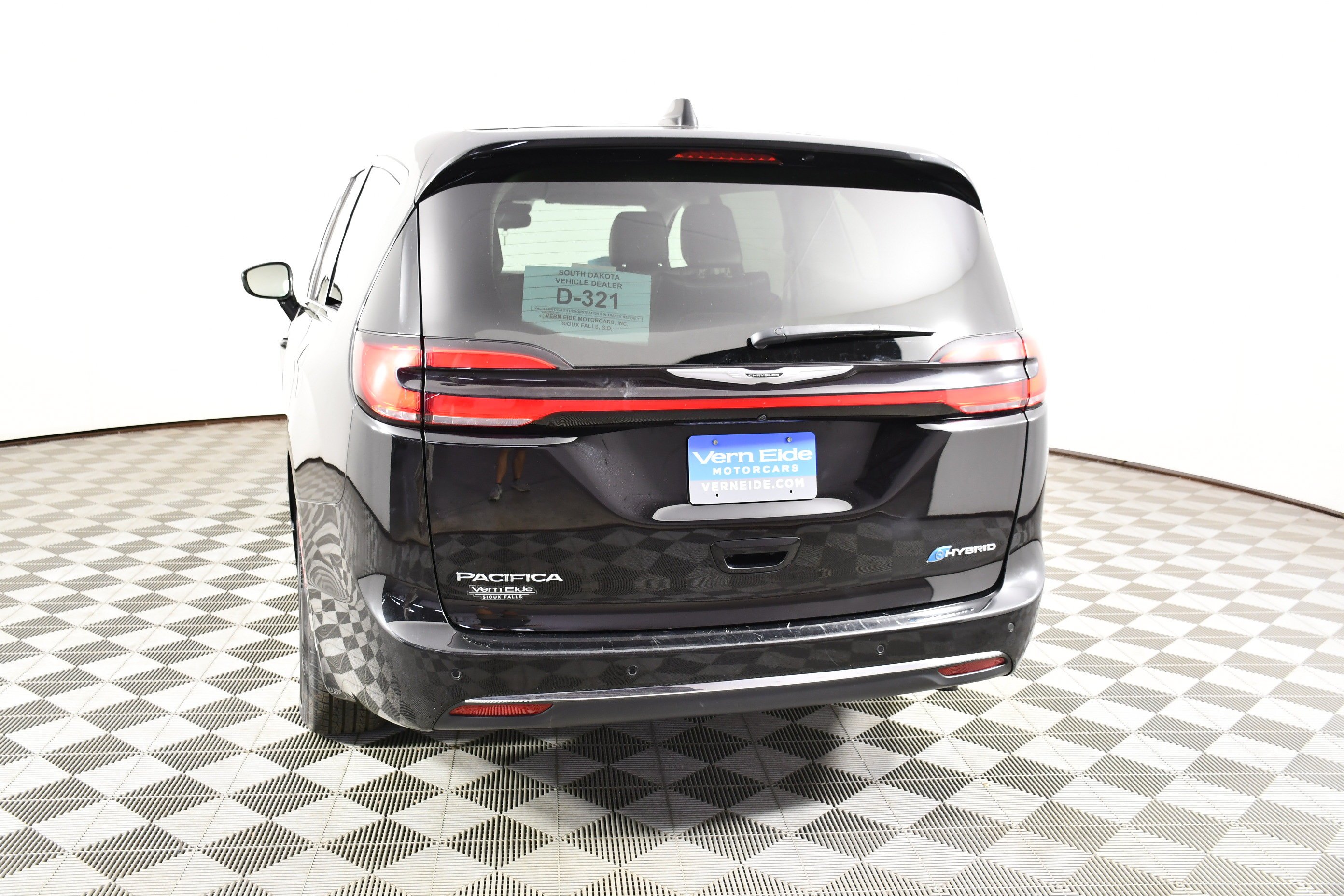 Used 2024 Diamond Black Crystal Pearlcoat Chrysler Hybrid Select image 7