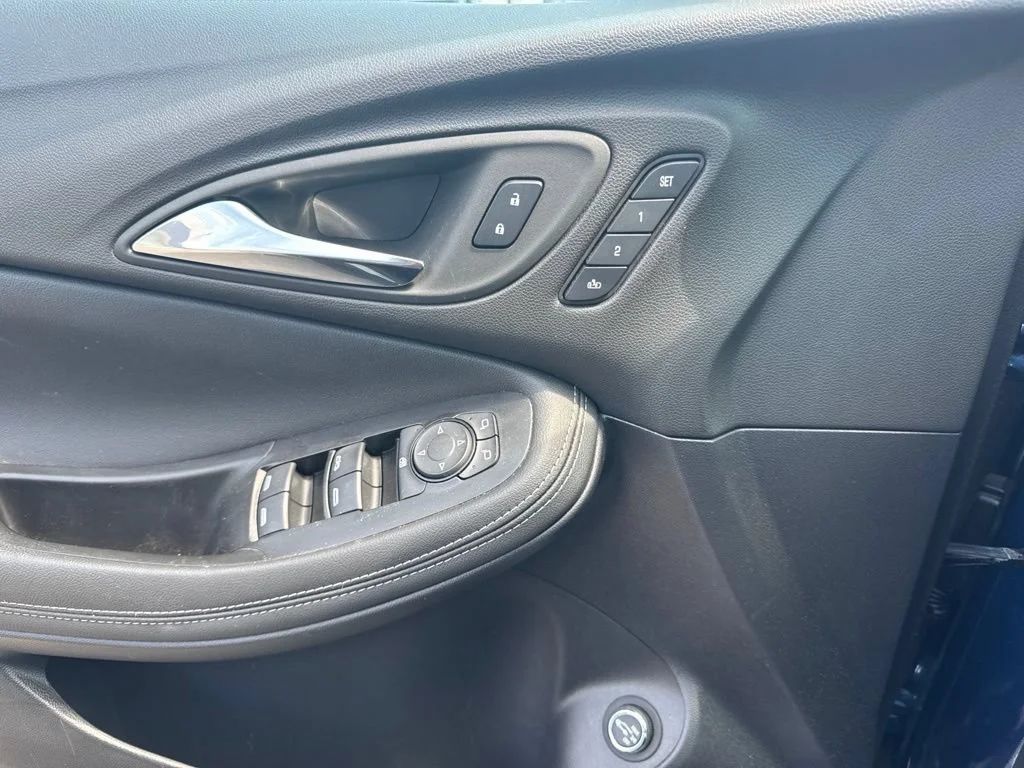 Used 2023 SAPPHIRE METALLIC Buick Essence image 15