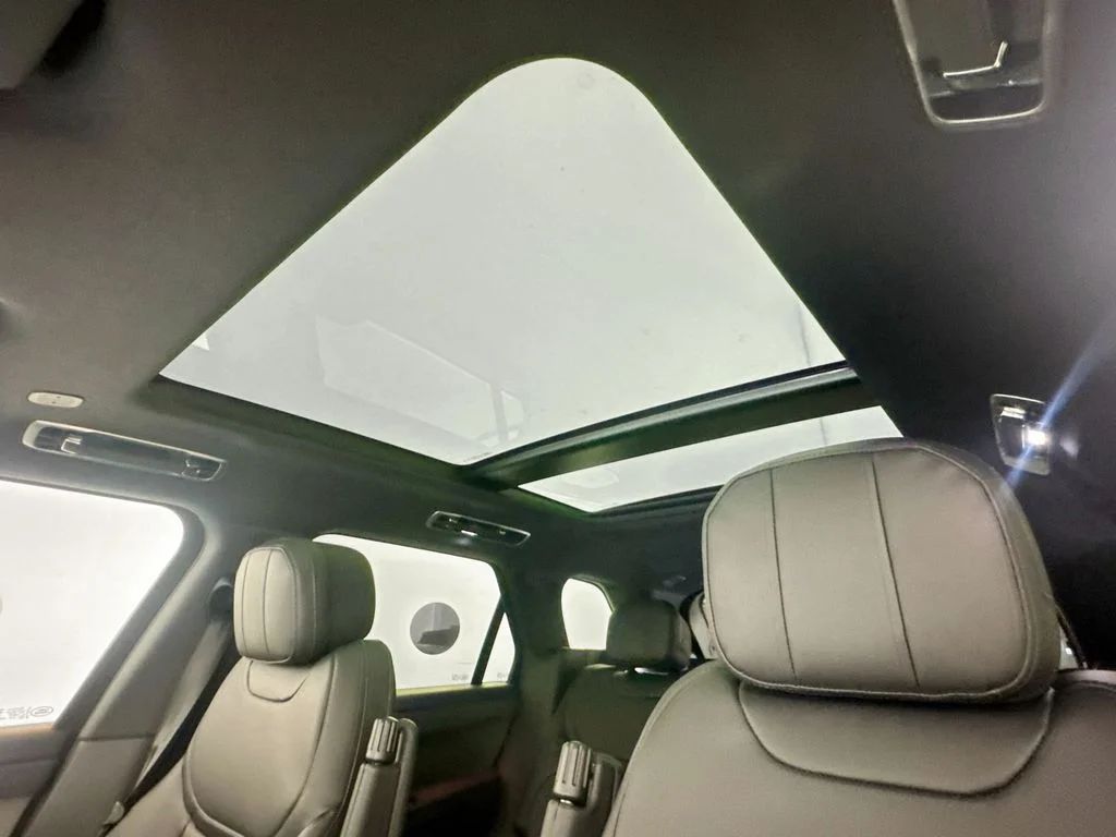 New 2026 Fuji White Land Rover SE image 21