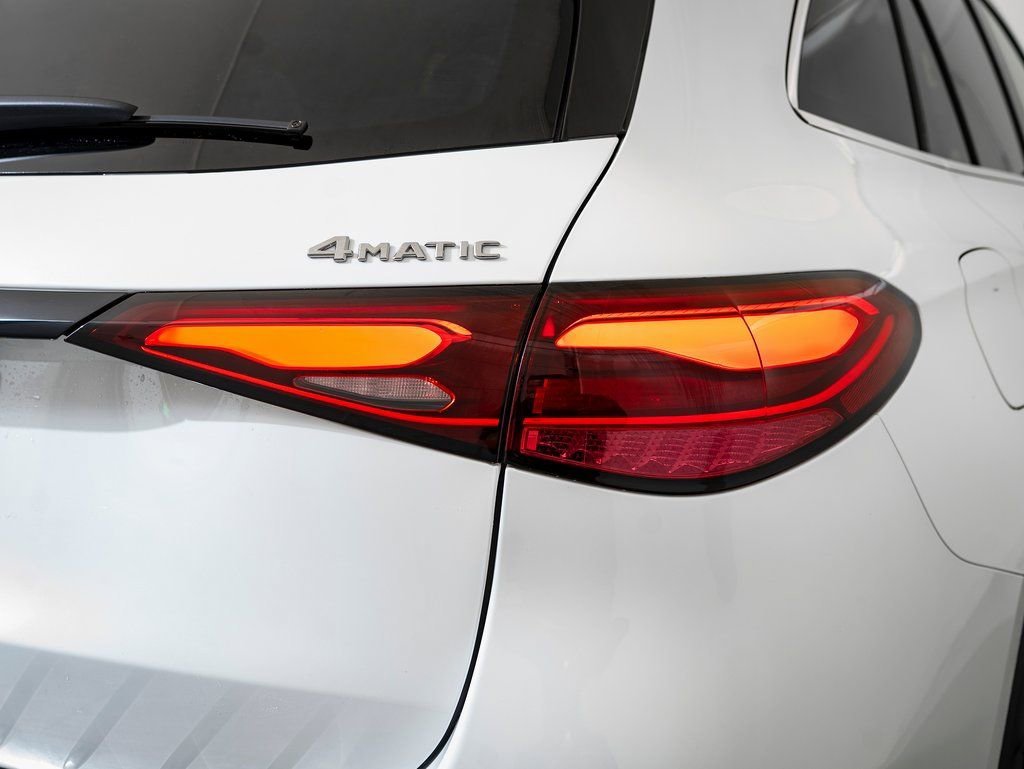 New 2026 MANUFAKTUR Moonlight White Metallic Mercedes-Benz GLC 300 image 9