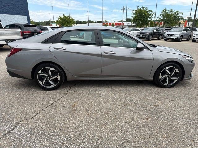 Used 2023 Fluid Metal Hyundai Limited image 6