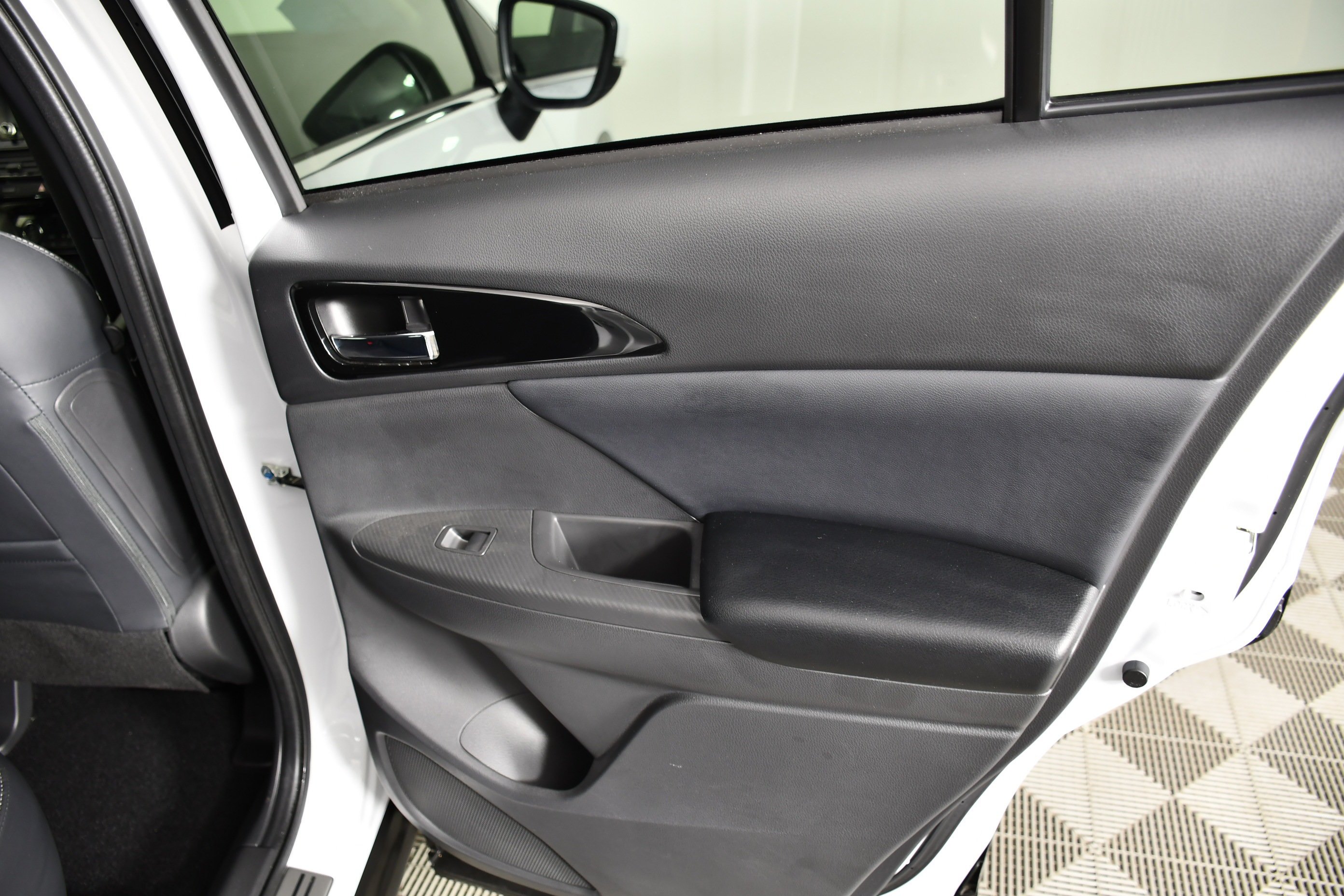 Used 2023 White Diamond Mitsubishi SE image 41