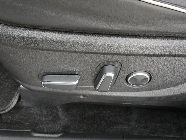 Used 2025 Hyper White Hyundai SEL image 27