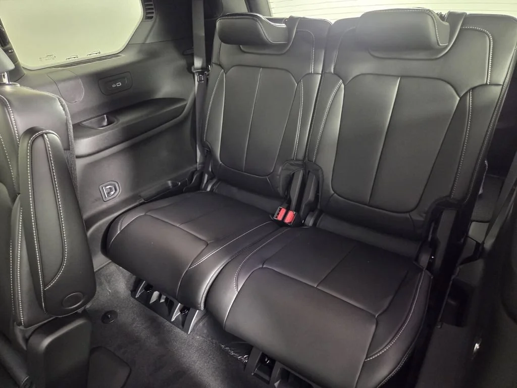 New 2026 Diamond Black Crystal Pearl-Coat Exterior Paint Jeep Limited image 17