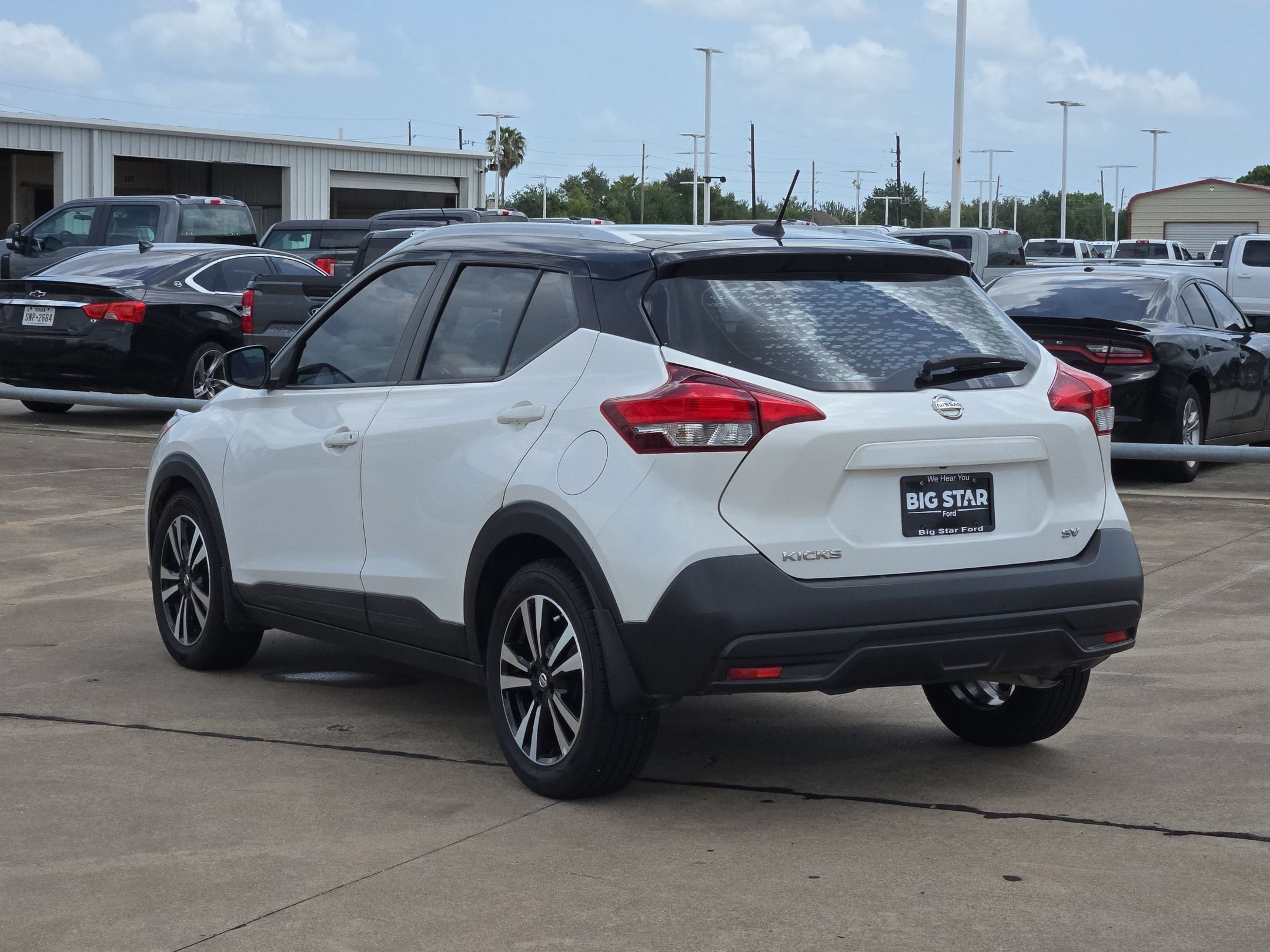 Used 2018 Aspen White / Super Black Nissan SV image 5