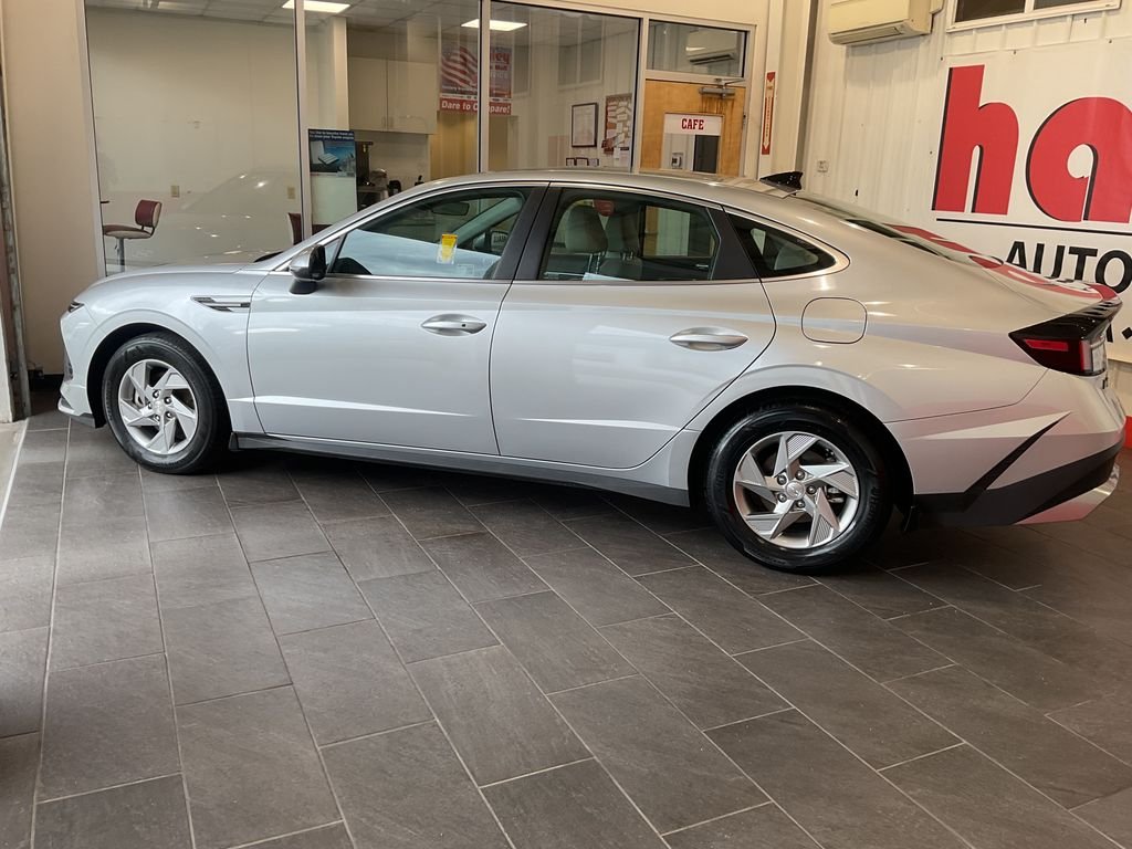 Used 2025 Silver Hyundai SE image 5