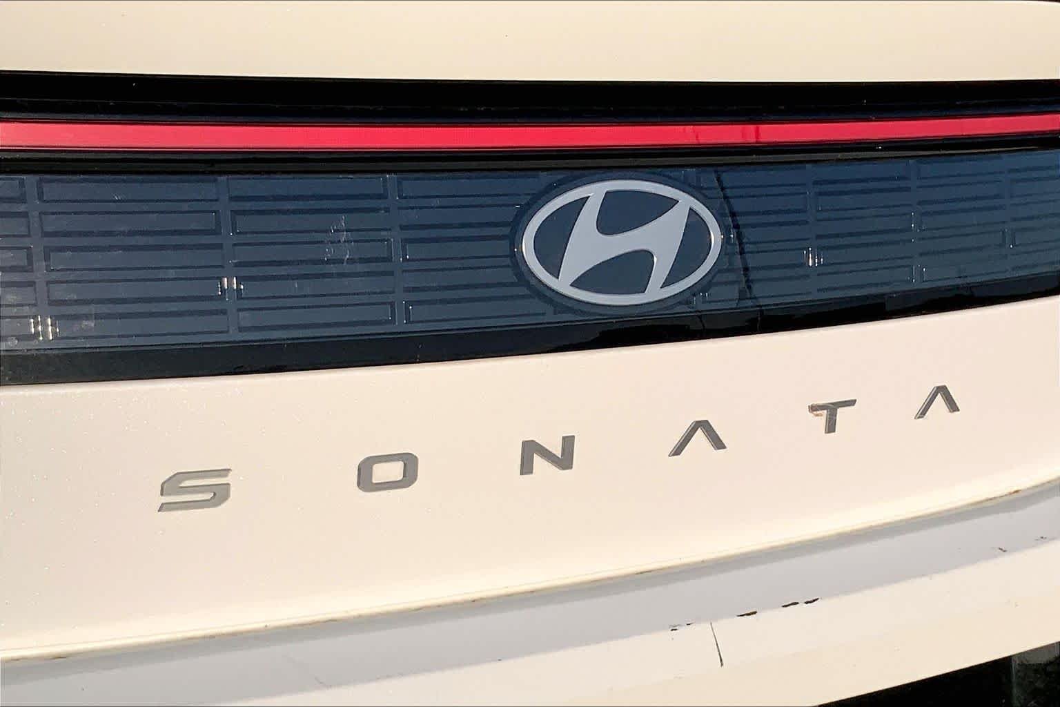 Used 2025 Serenity White Hyundai SEL image 30
