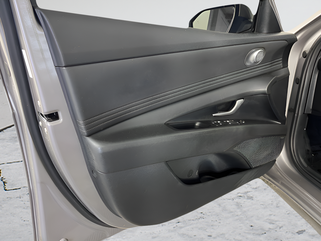 Used 2023 Fluid Metal Hyundai Limited image 9