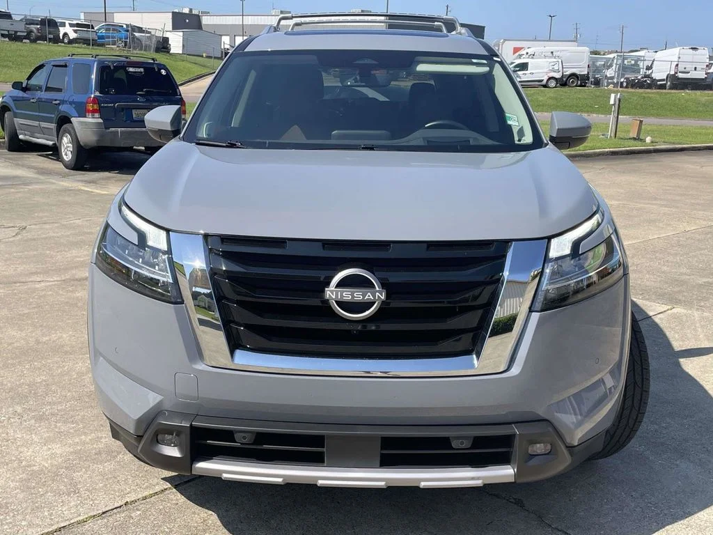 Used 2024 Gray Nissan Platinum image 8