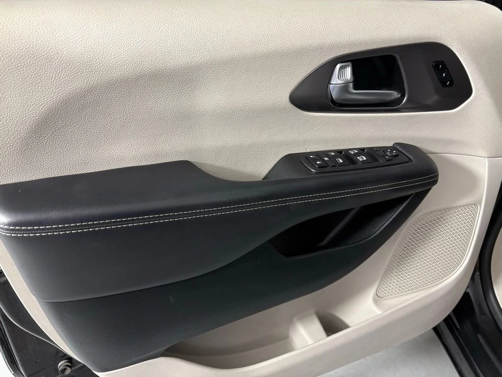 Used 2023 Black Chrysler Touring L image 13