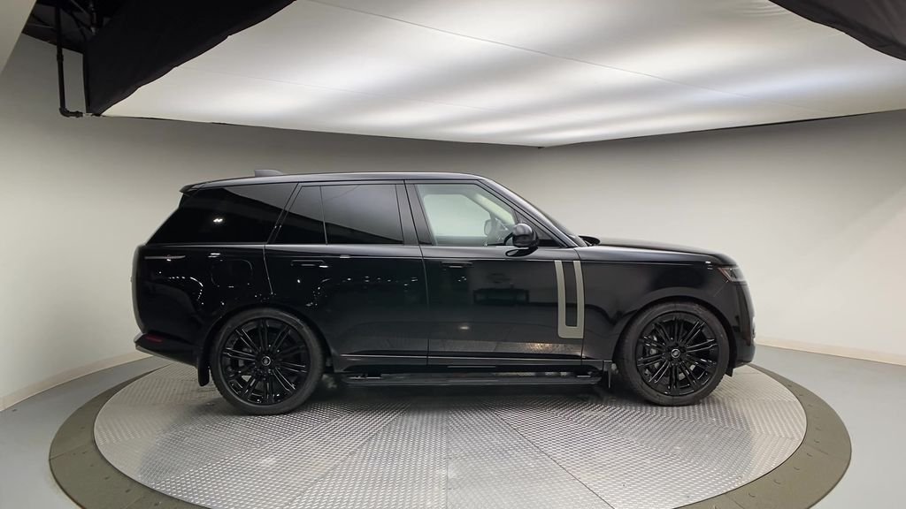 Used 2023  Land Rover SE image 9