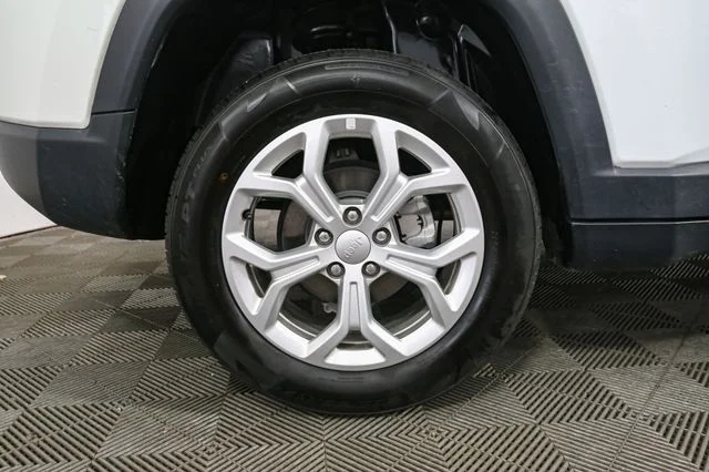 Used 2024 White Jeep Latitude image 15