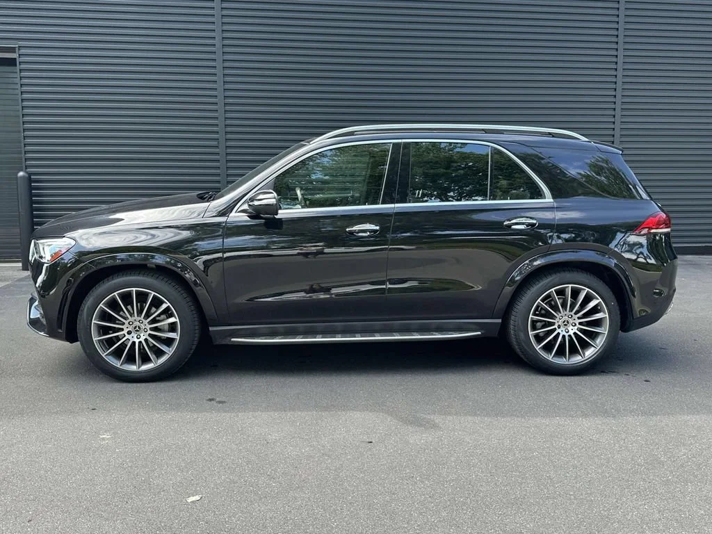Used 2022 Black Mercedes-Benz 4MATIC® image 2