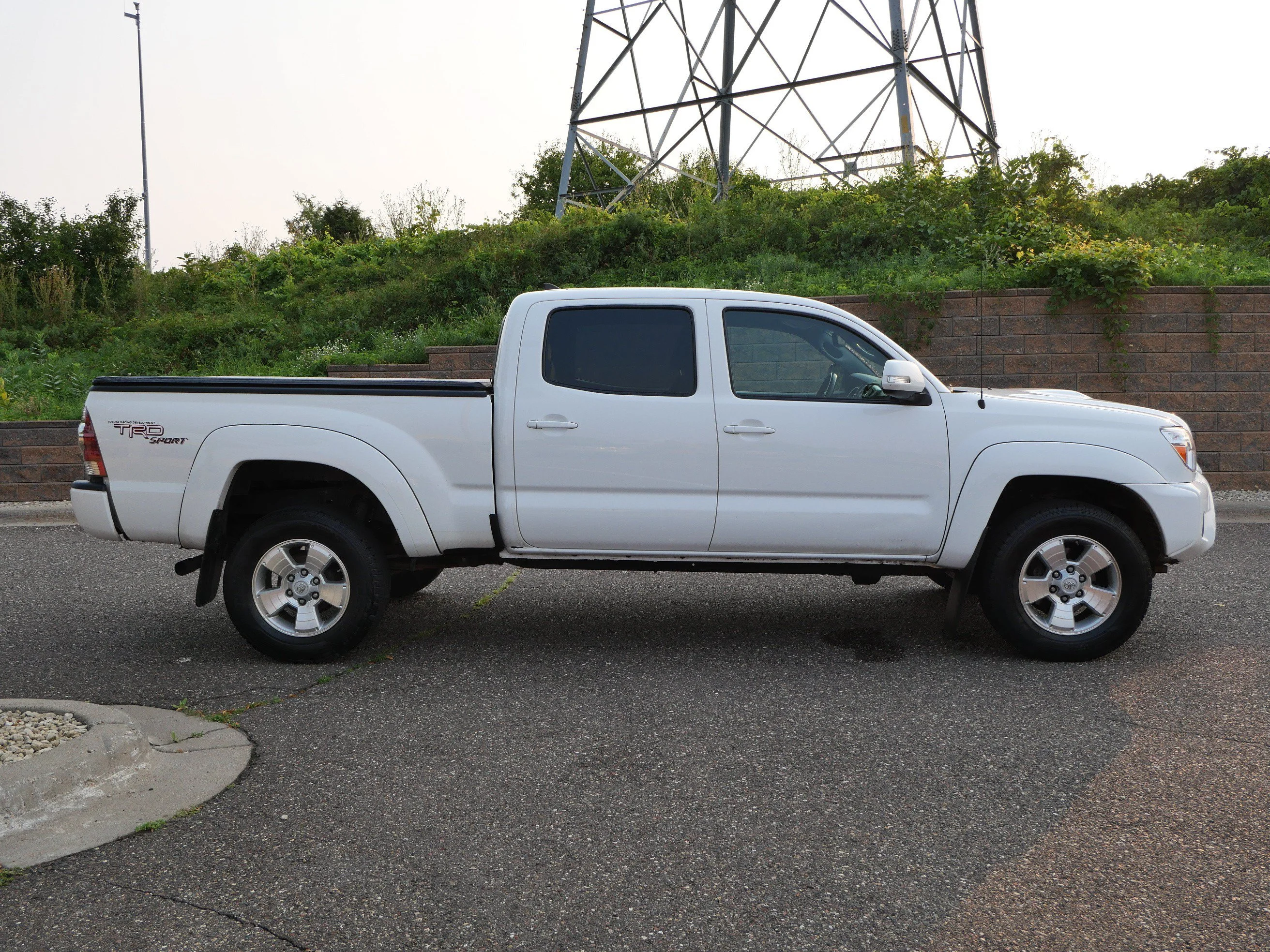 Used 2012 Super White Toyota 4WD Double Cab LB V6 AT image 7