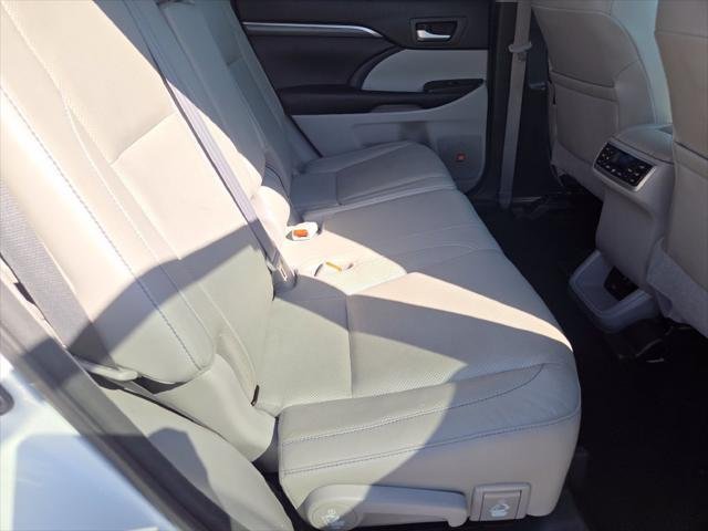 Certified Used 2017 BLIZZARD PEARL Toyota  image 32