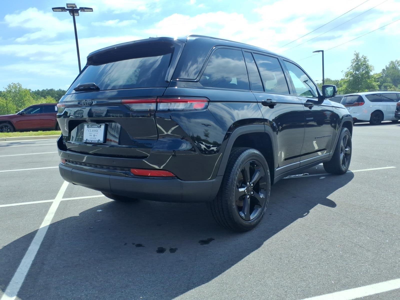 Used 2023 Diamond Black Crystal Pearlcoat Jeep Limited image 2