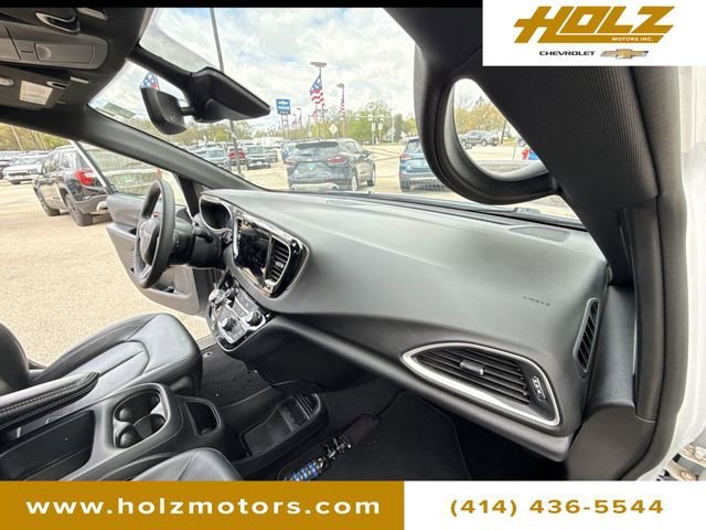 Used 2025 White Chrysler Select image 27