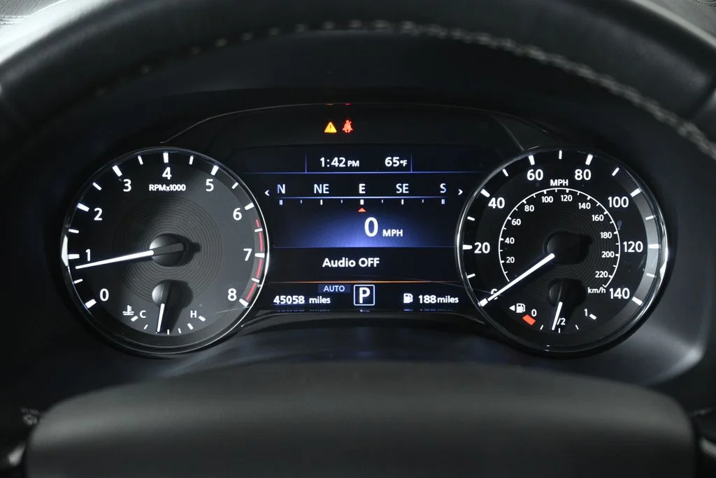 Certified Used 2023 White INFINITI LUXE image 20