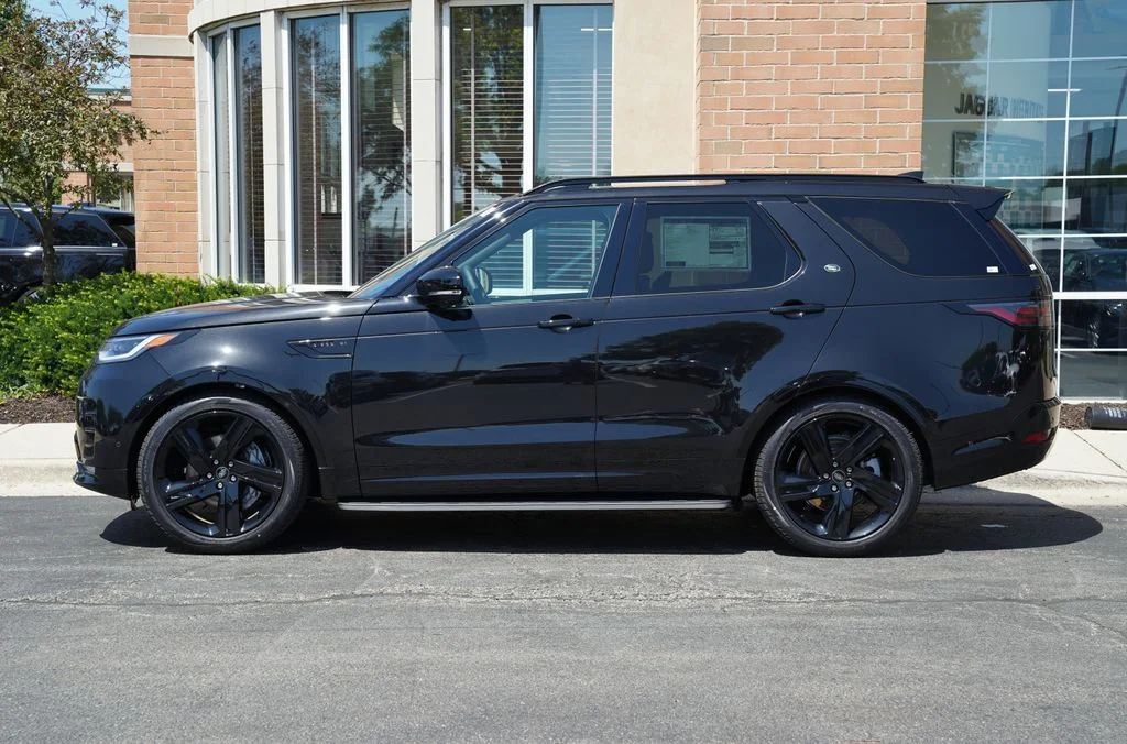 New 2026 Santorini Black Land Rover Dynamic SE image 2