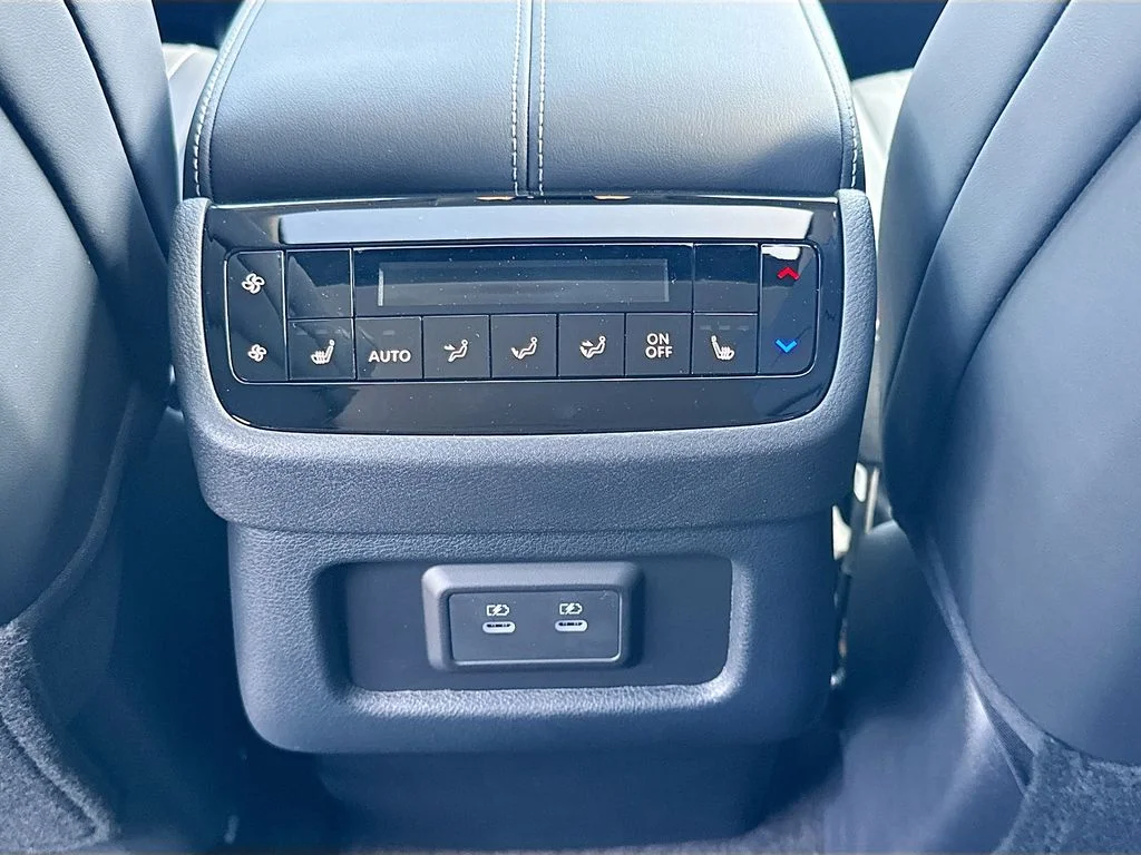 Used 2027 Black INFINITI LUXE image 28