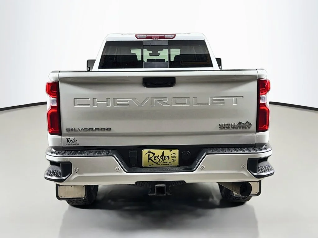 Used 2022 White Chevrolet High Country image 7