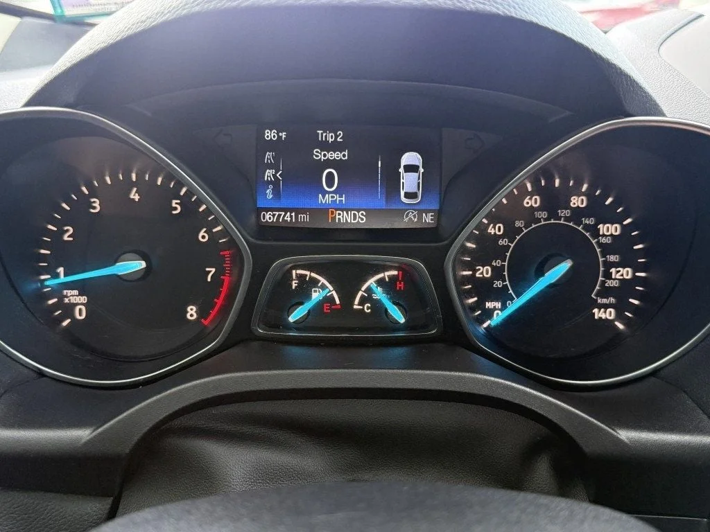 Used 2019 White Platinum Metallic Tri-Coat Ford SE FWD image 13