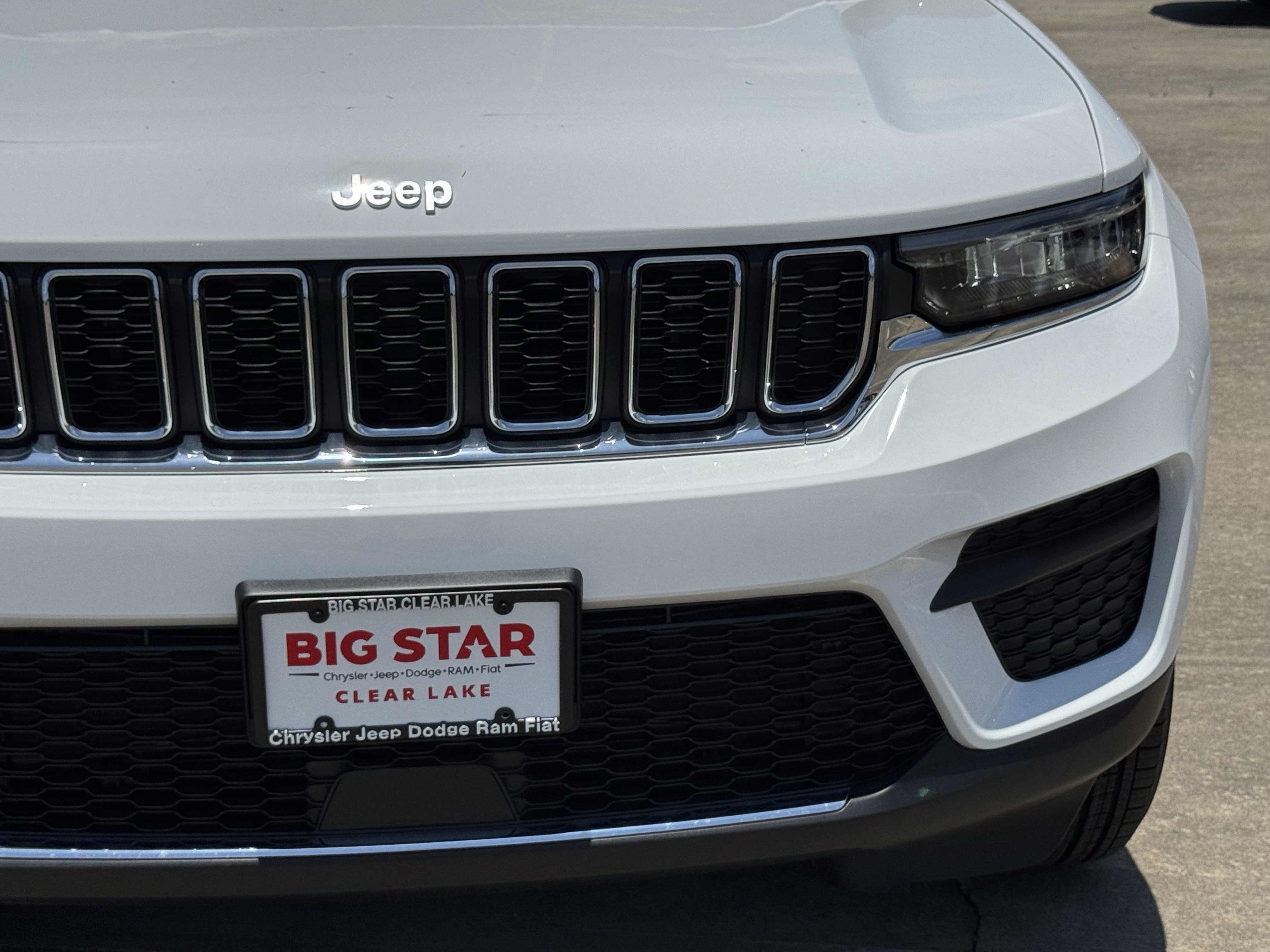 New 2026 Bright White Clear-Coat Exterior Paint Jeep Laredo image 4