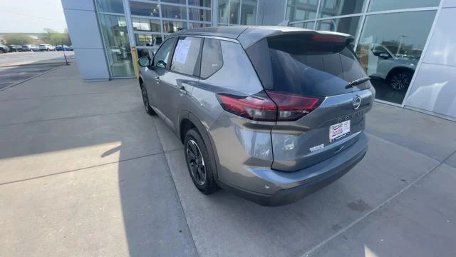 2025 Nissan Rogue SV - Photo 8