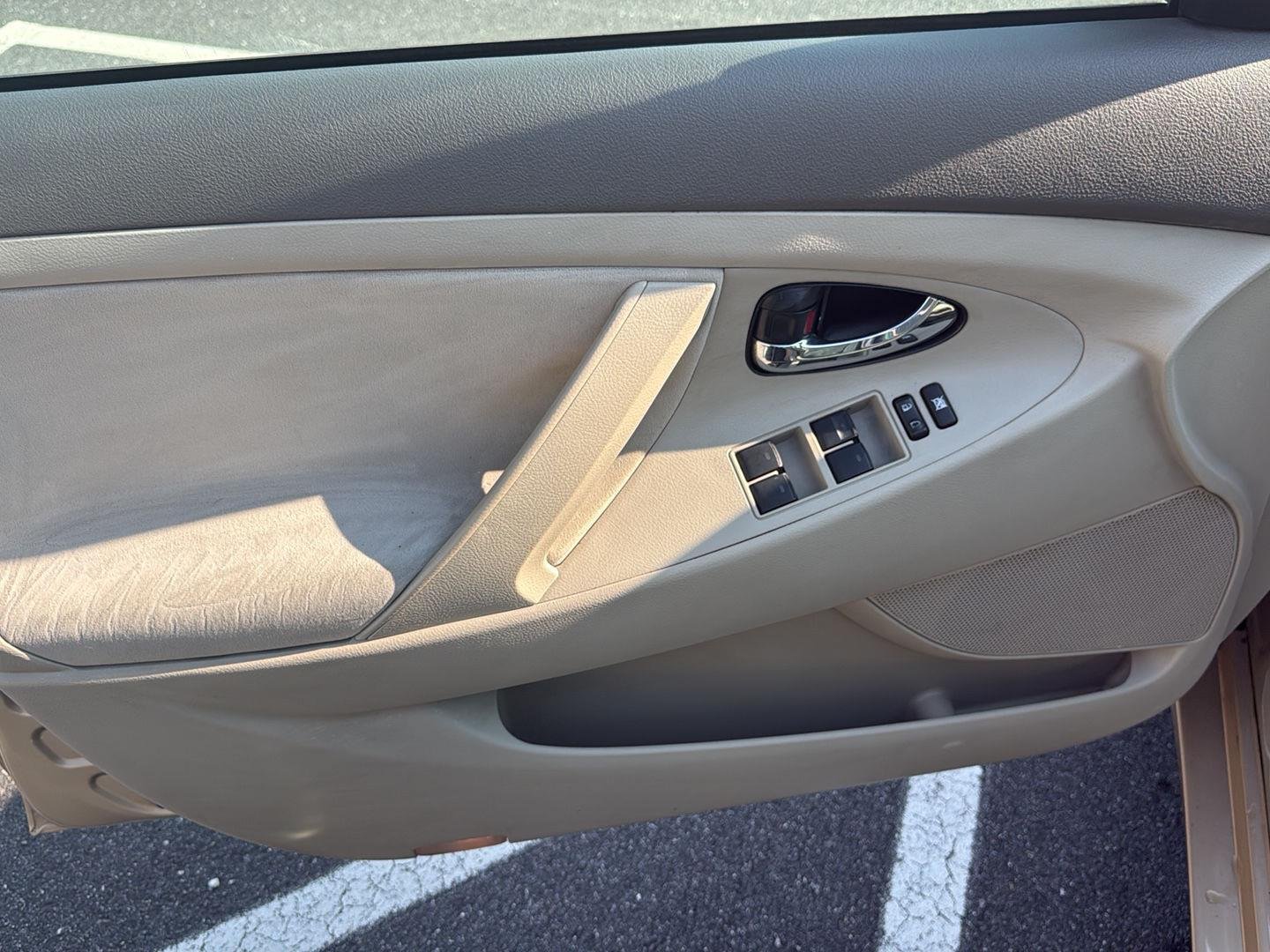 Used 2010  Toyota LE image 19