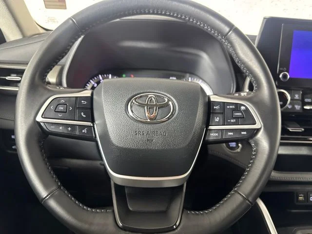 Used 2023 Pearl Toyota LE image 20